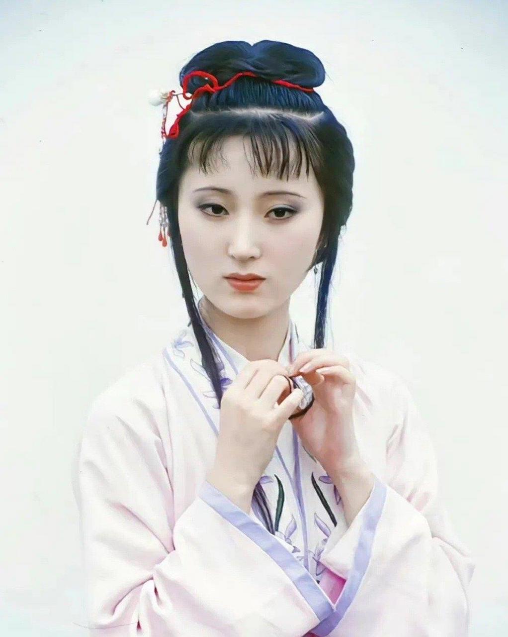 林黛玉的这一款发型叫做"随云髻",是不是很形象?