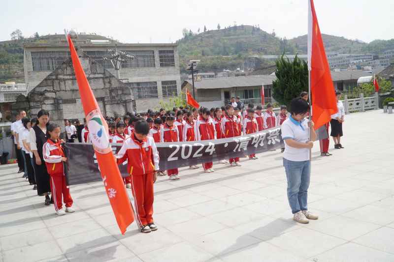 贵州纳雍:学校开展清明祭扫英烈活动