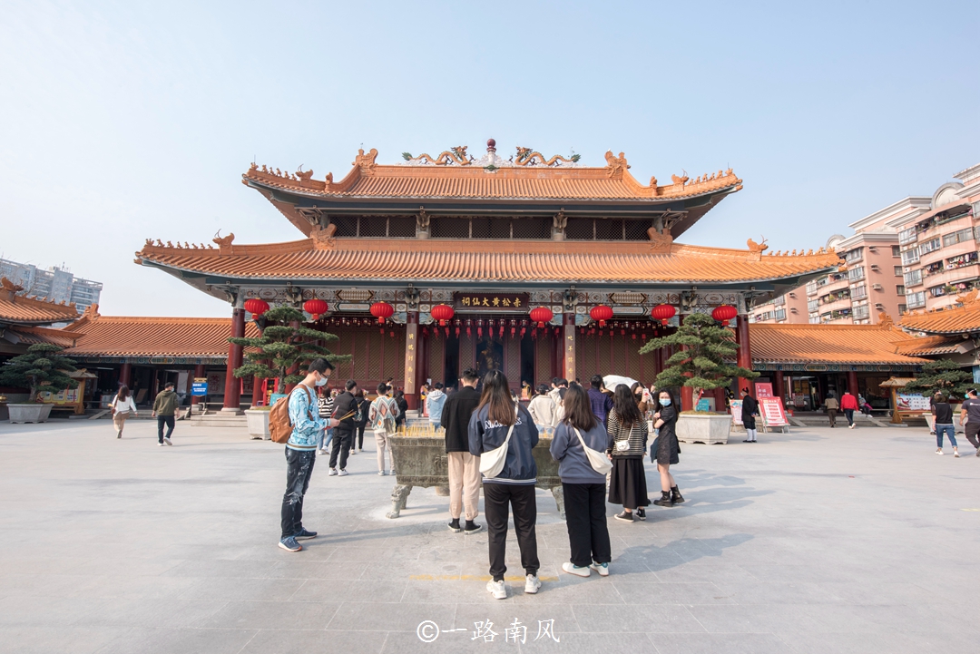 广州芳村隐藏一座黄大仙祠,外地游客不多,但里面很热闹