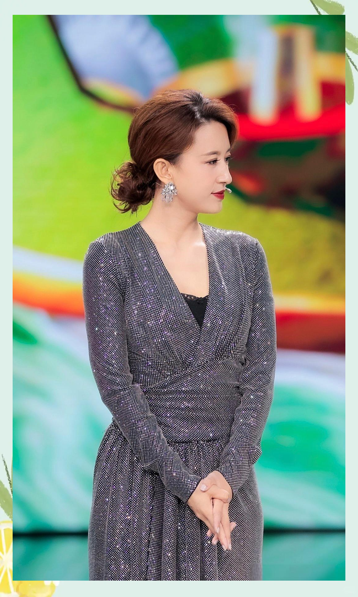 央视女主持张蕾的穿搭与妆容:提升气质的秘密