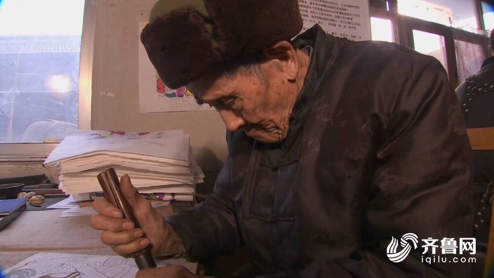 "木版年画王"杨洛书:94岁老艺人"守艺" 78年 每天工作8小时却还有件"