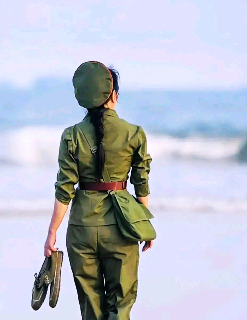 这个身穿65式军装的女兵简直不要太漂亮,整个人看起来真是绝了.