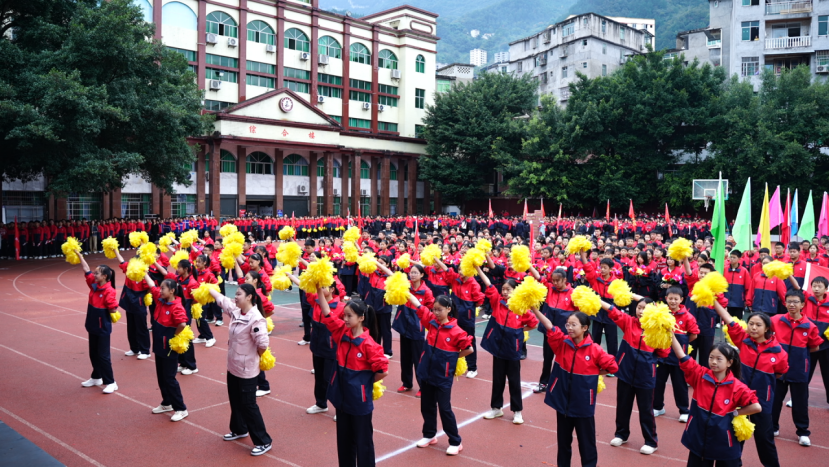 青春绘华章,彭水三中第五届田径运动会开幕式活力绽放