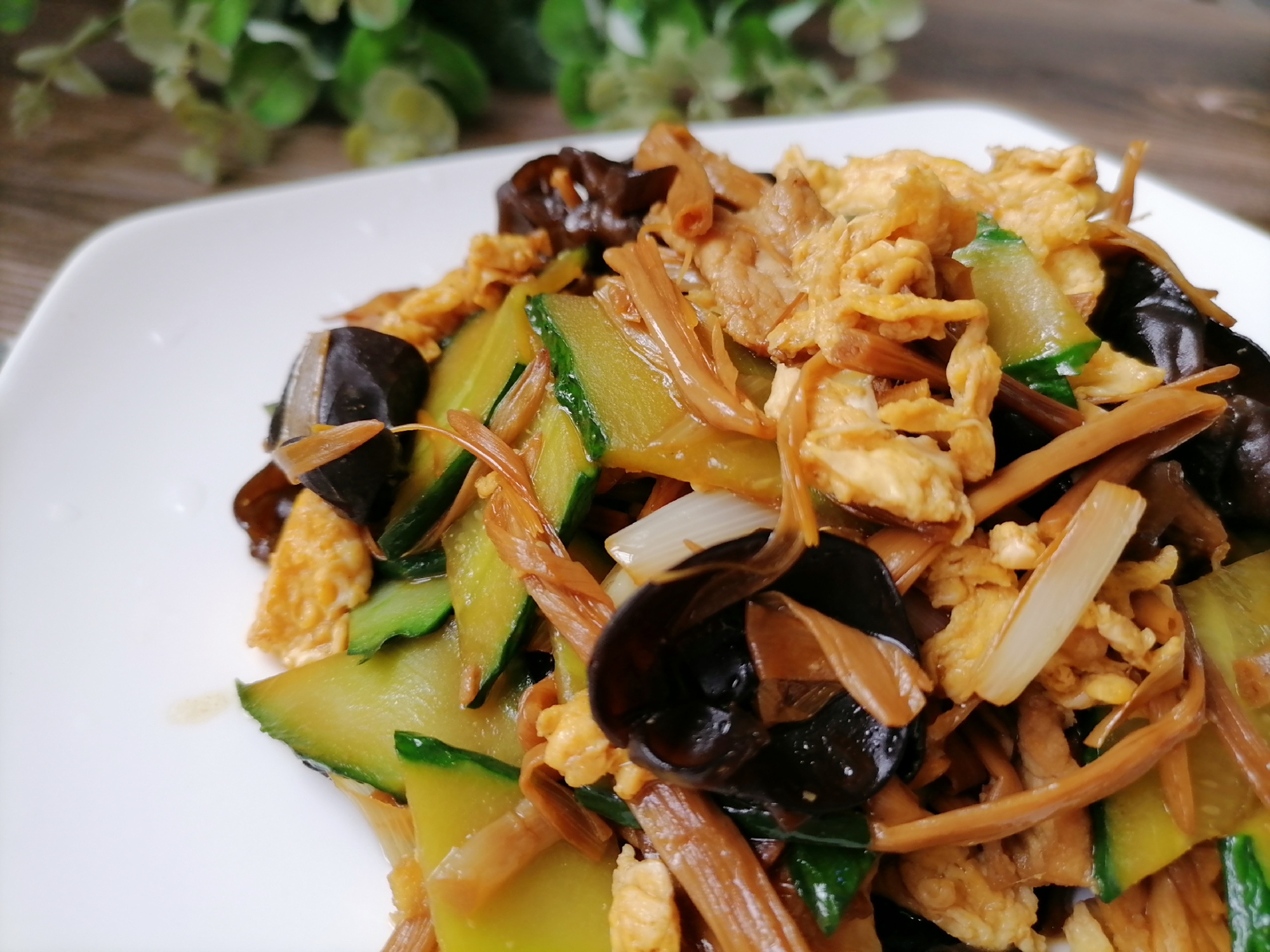 鲁菜木须肉的家常做法,原叫"木樨肉",是昔日有名的孔府菜