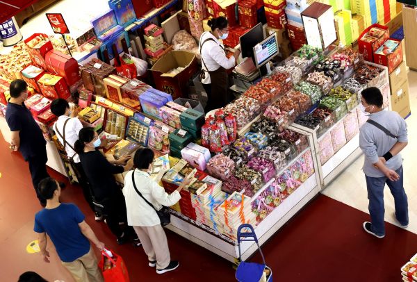 10月14日,消费者在上海市第一食品商店购买食品.新华社记者陈飞摄