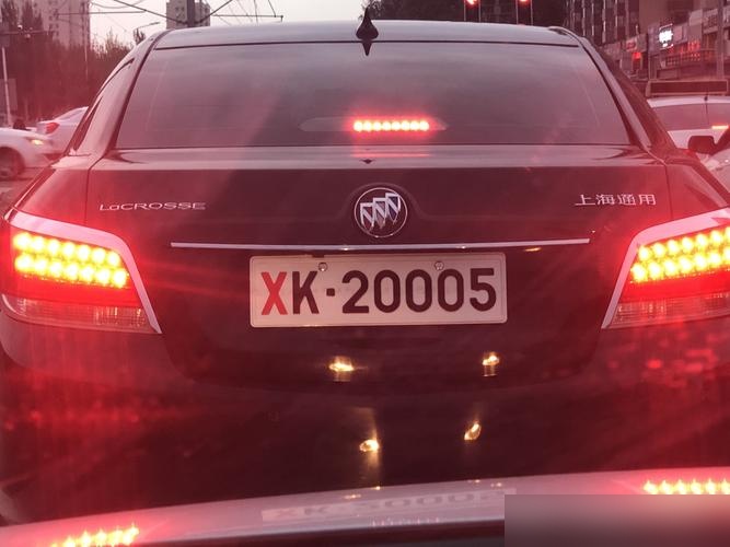 军车车牌通常为黑白两色,而公安,司法,检察院