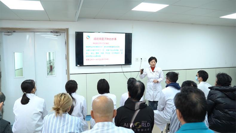 把课堂设在病房!患者住院期间能听医学院教授现场讲课