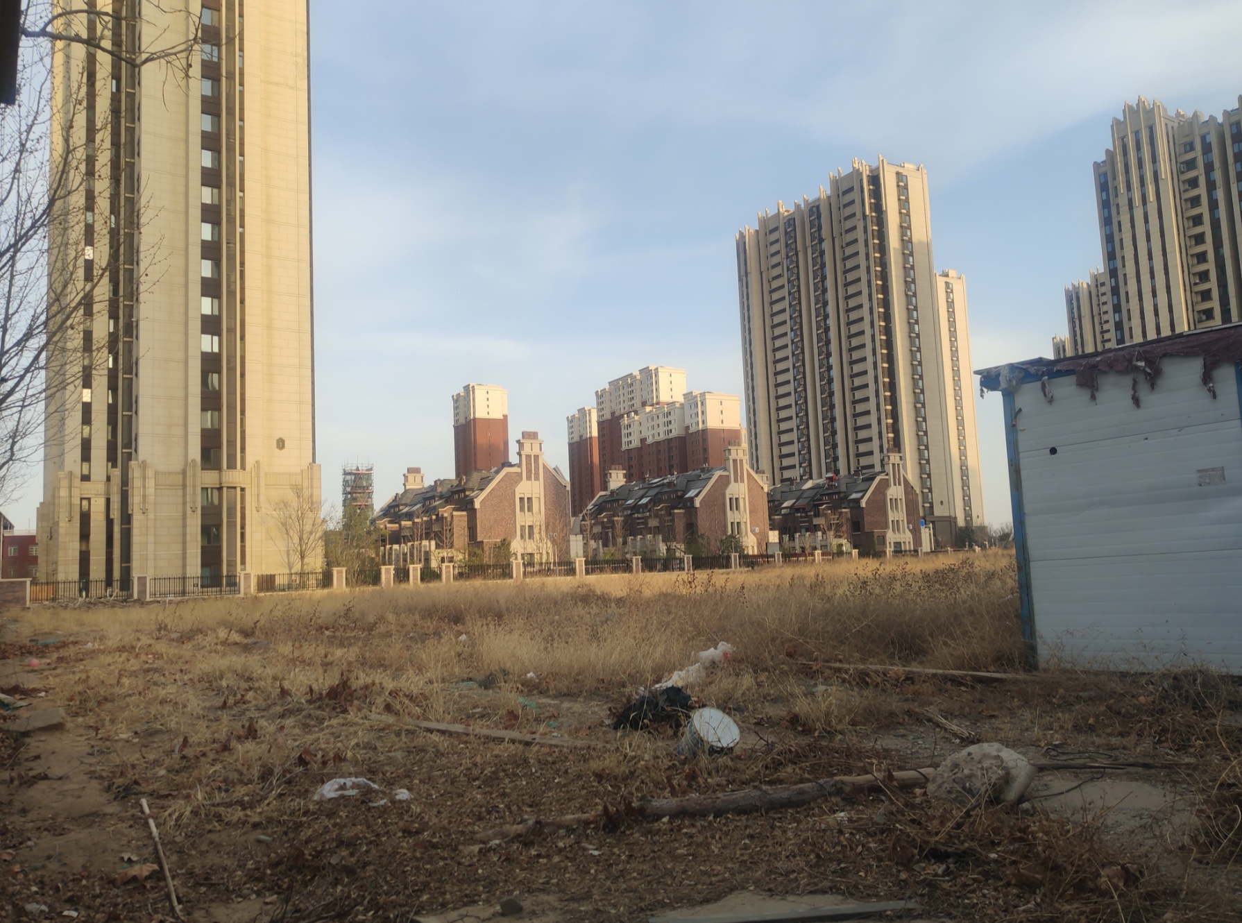 门头沟区泷悦长安·伊顿园小区西侧的一处闲置空地,此前同样缺乏苫盖