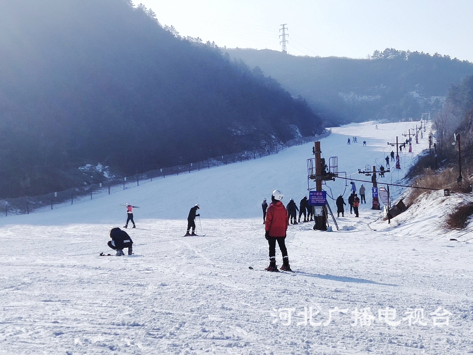为迎接冬奥会,承德元宝山滑雪场学习滑雪人越来越多