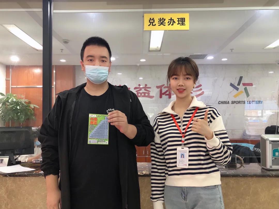 露脸领奖!重庆小伙将25万元顶呱刮奖金送妈妈