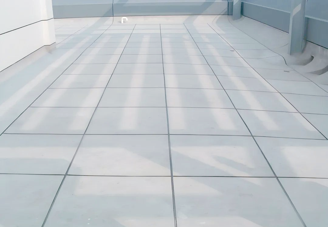 对于混凝土屋面,分格缝的间距不应大于6m,宽度则为20～30mm;而水泥