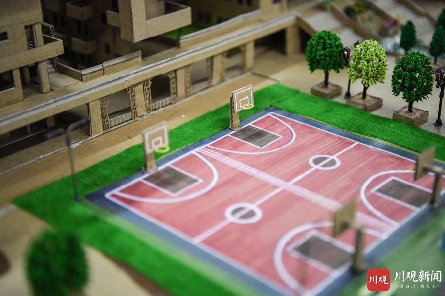 视频|"牛爸"耗时3个月 拼出儿子学校沙盘模型