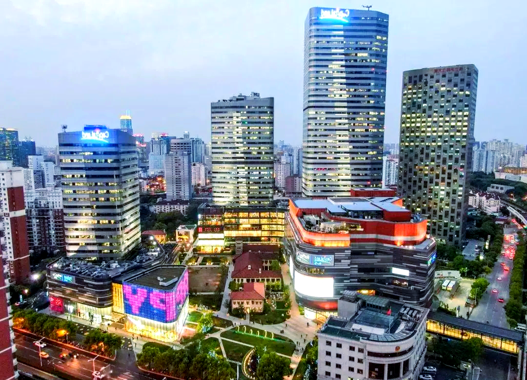 上海长宁来福士广场:购物,办公与美食的理想选择