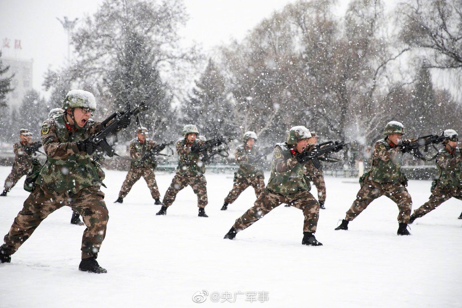 边防战士雪中训练图片图片