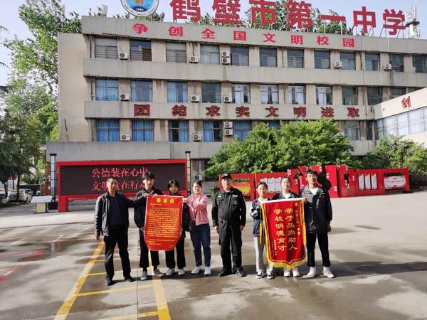 鹤壁市第一中学学生帮助突然晕倒的老人