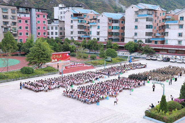 施秉县第二小学举行六年级学生军训汇演