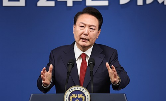 94年女村支书回应长相"显老"「看世界·新闻早知道」
