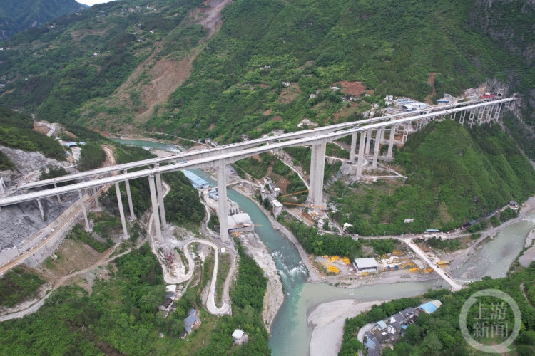 巫镇高速西溪河特大桥完成双幅架通 年内实现全线通车