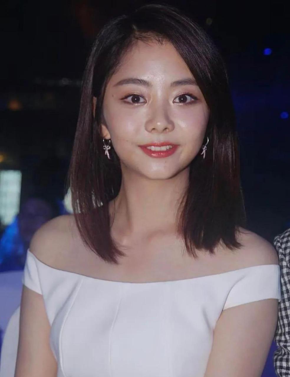 谭松韵到底有没有在脸上dongdao~ 这下巴是原生的吗?