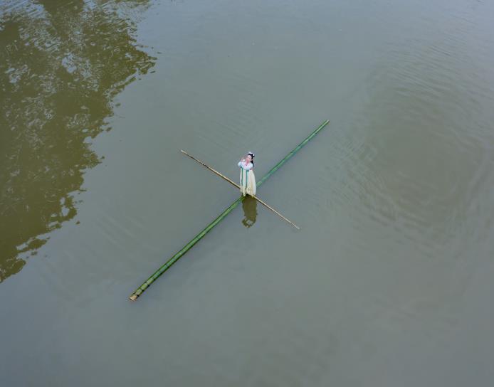 贵州女孩表演"水上漂",靠一根竹子行走水面,游客:这才是高手
