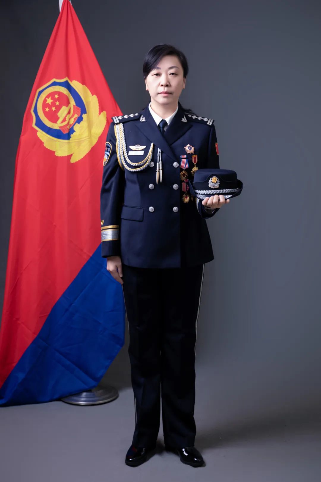 成都警察岳蕊巾帼女警绽芳华