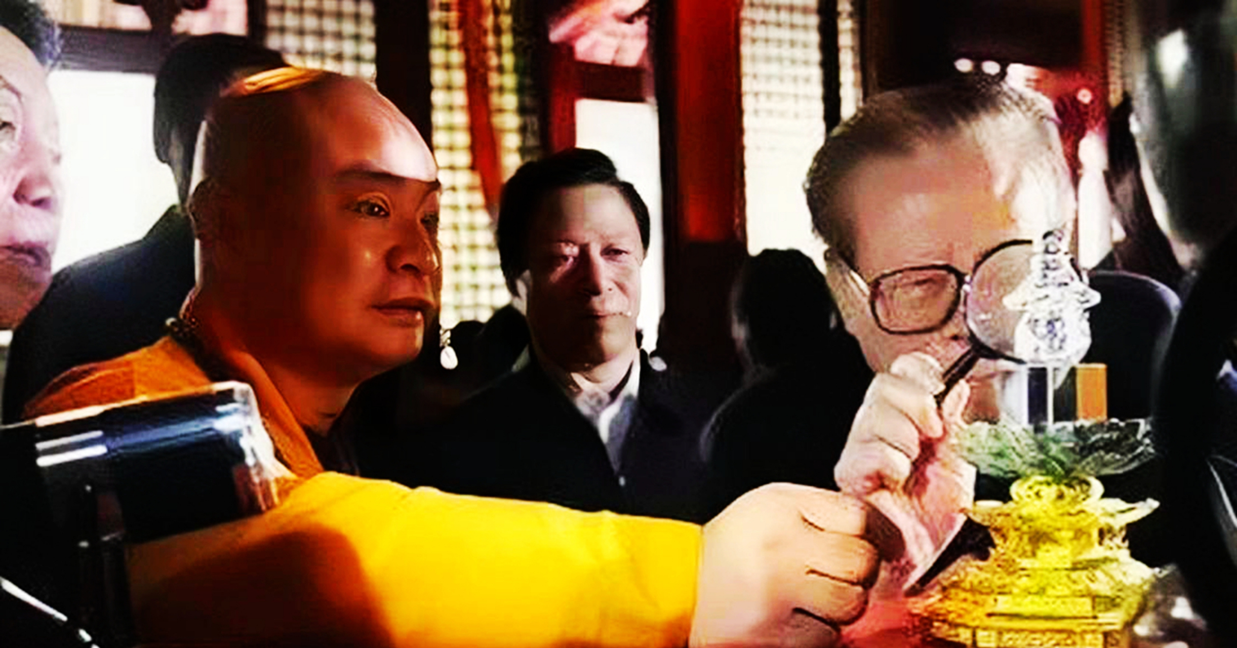 江同志参观扬州大明寺时,曾多次被鉴真和尚的舍利所吸引.