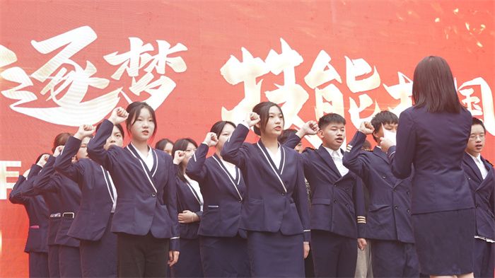 励志演说家程龙来到重庆新华 进行学生习惯养成教育演讲
