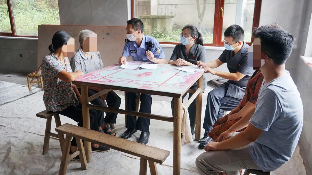 在一起相鄰權糾紛中,周某和劉某的房子前後相連,位於後方的劉某在建造