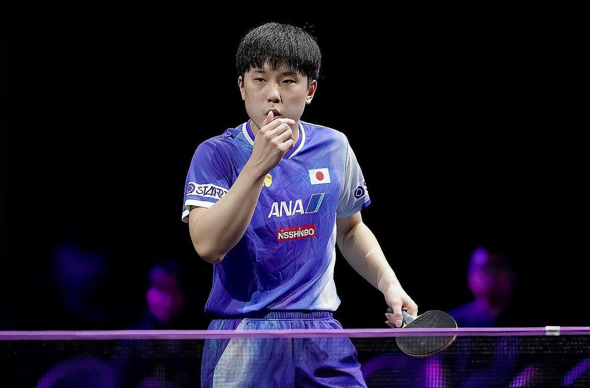 张本智和日本国旗乒乓球运动员在比赛中思考