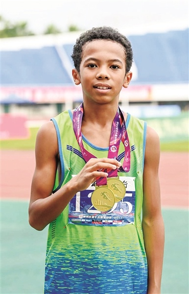 追风少年逐梦田径场——12岁中非混血短跑健将志成员的成长之路
