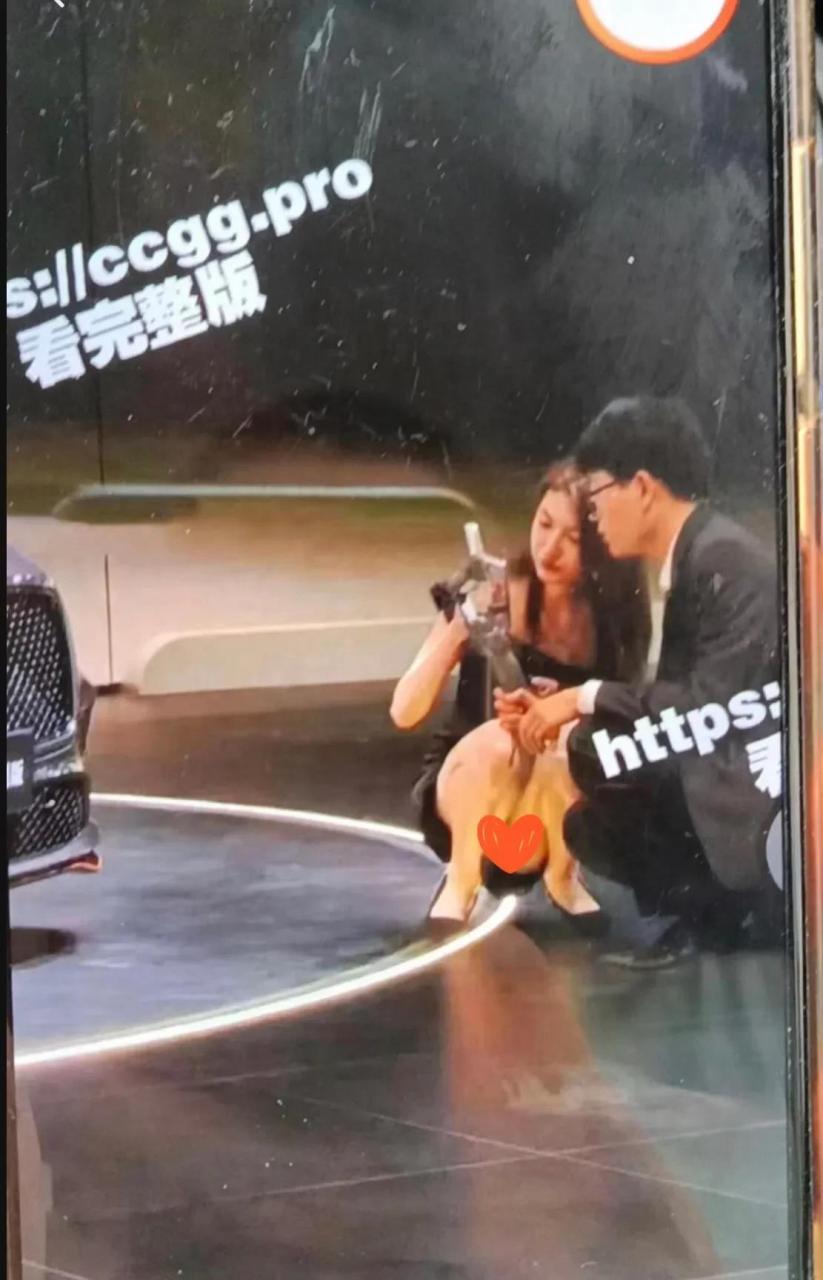 仔细看了下宾利女销售的原始照片,确实是真空上阵,实在想不通这番操作