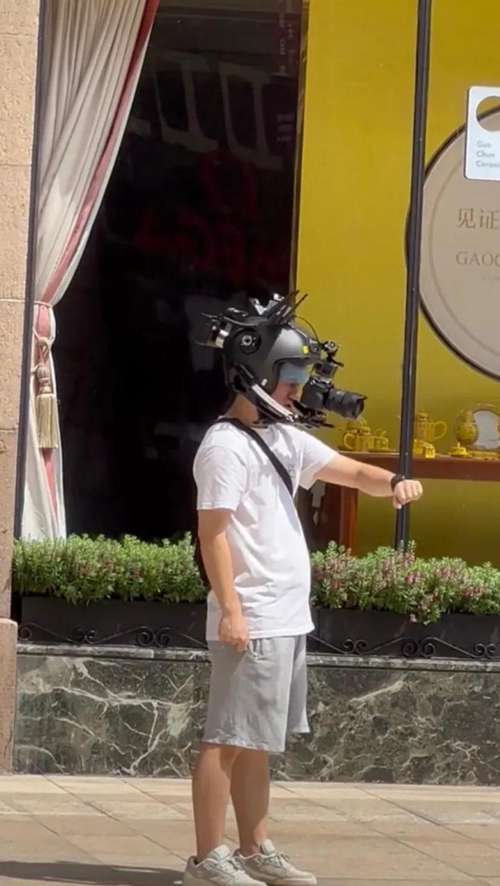 原来头上长摄像头的是这样子啊[左捂脸]