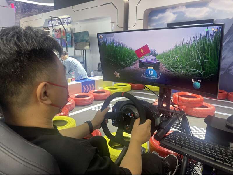 "头号赛车"玩家骋驰在内蒙古兴安盟稻田里