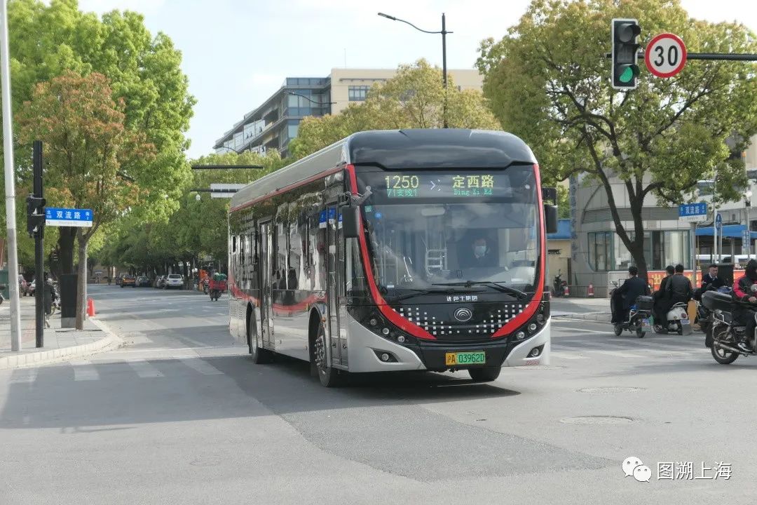 1250路zk6125bevg25(e12)(z2g)型客车(刘祺 摄) 1月28日,新辟1250路