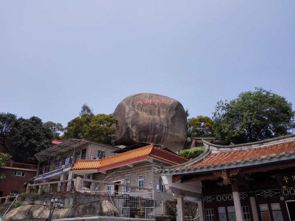 廈門植物園擁有四座寺廟,萬石蓮寺,中巖寺,太平巖寺,新界寺