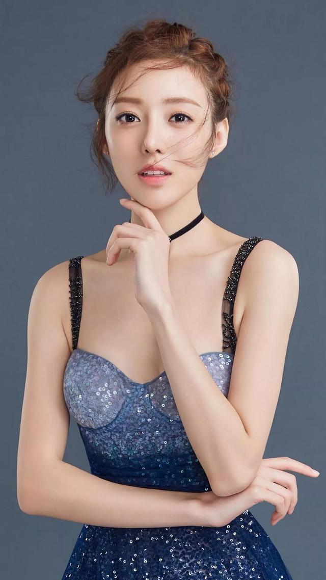 何美璇|夏日写真曝光,小露香肩尽显青涩美,我们要一直在一起