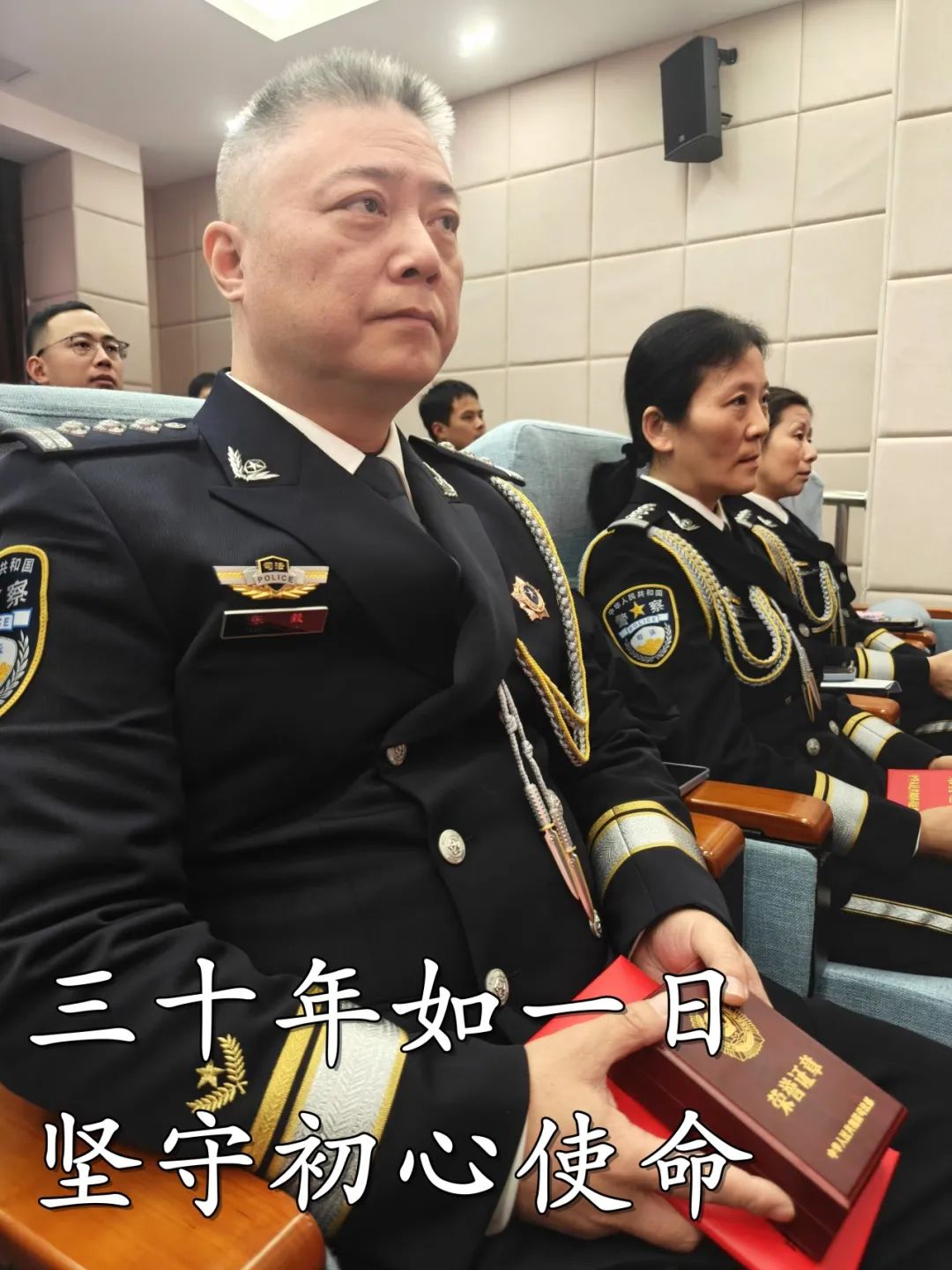 藏青蓝与天使白交相辉映