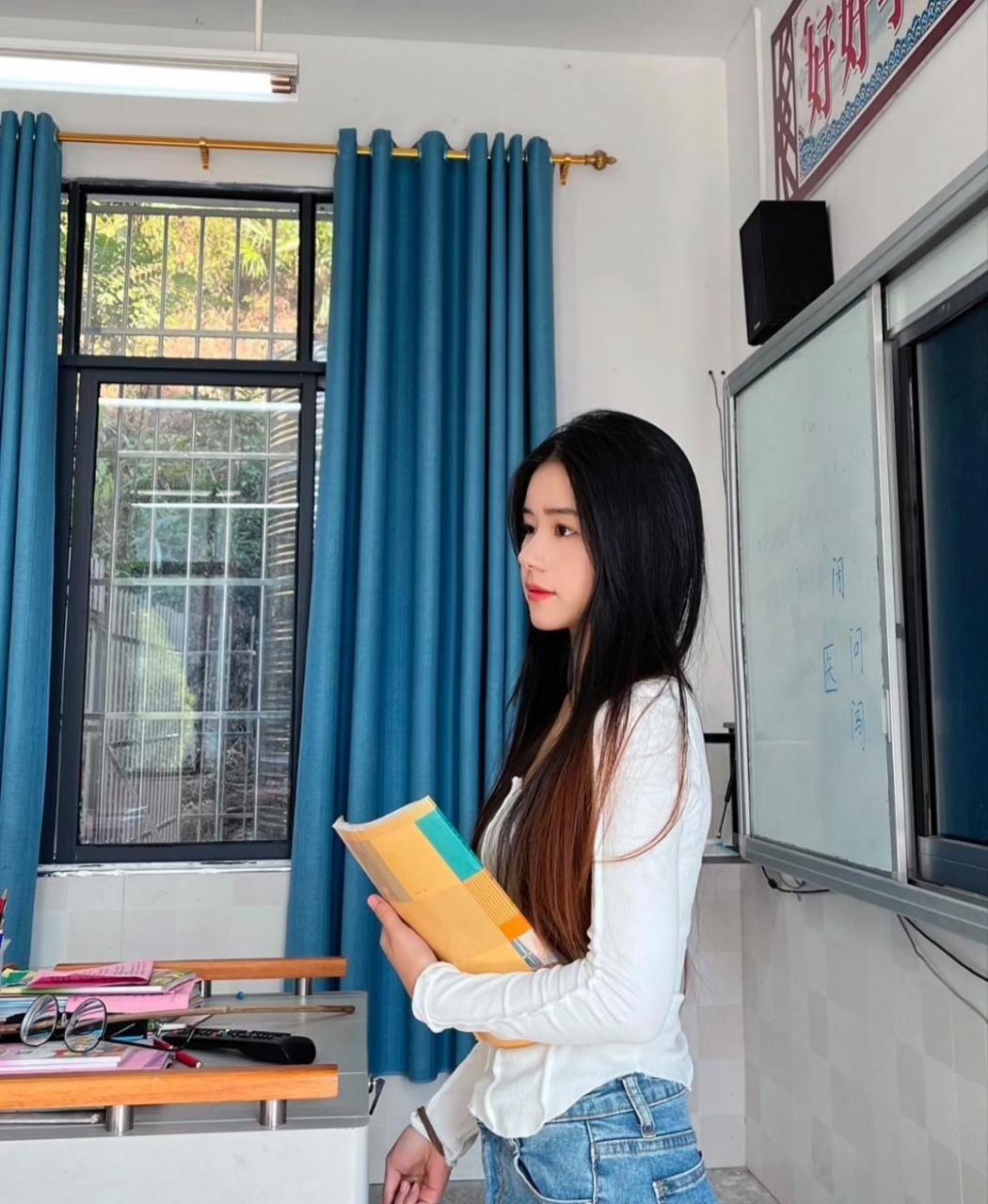 女朋友是小学老师,半夜老是发出奇怪的声音:让人交作业,我该怎么办?