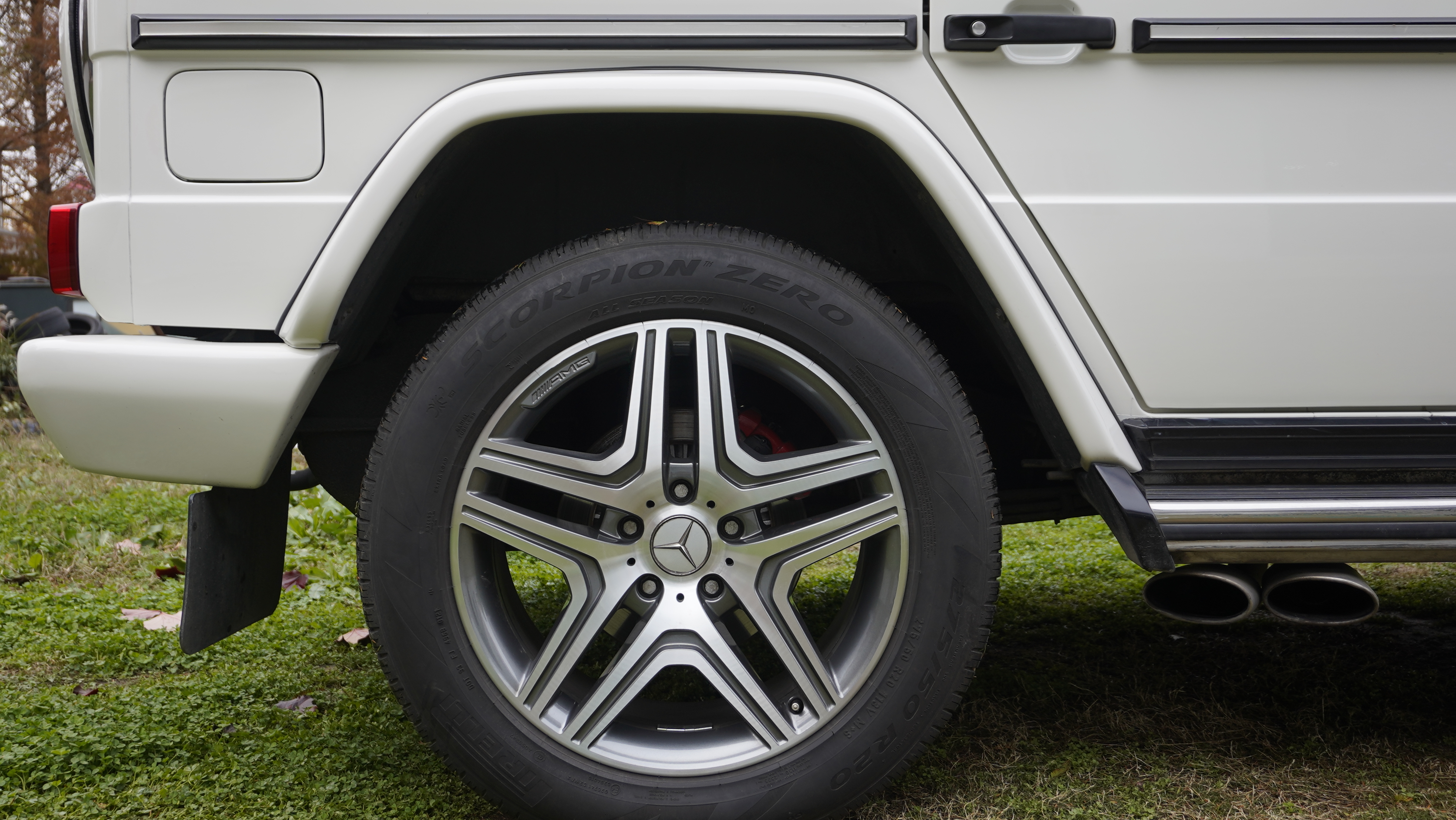 白色大g换装新款巴博斯g800,更加亮眼!