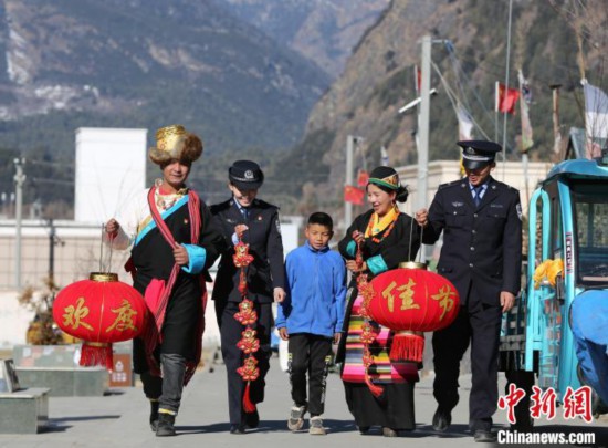 西藏移民管理警察的"别样新春"绽放民族团结之花