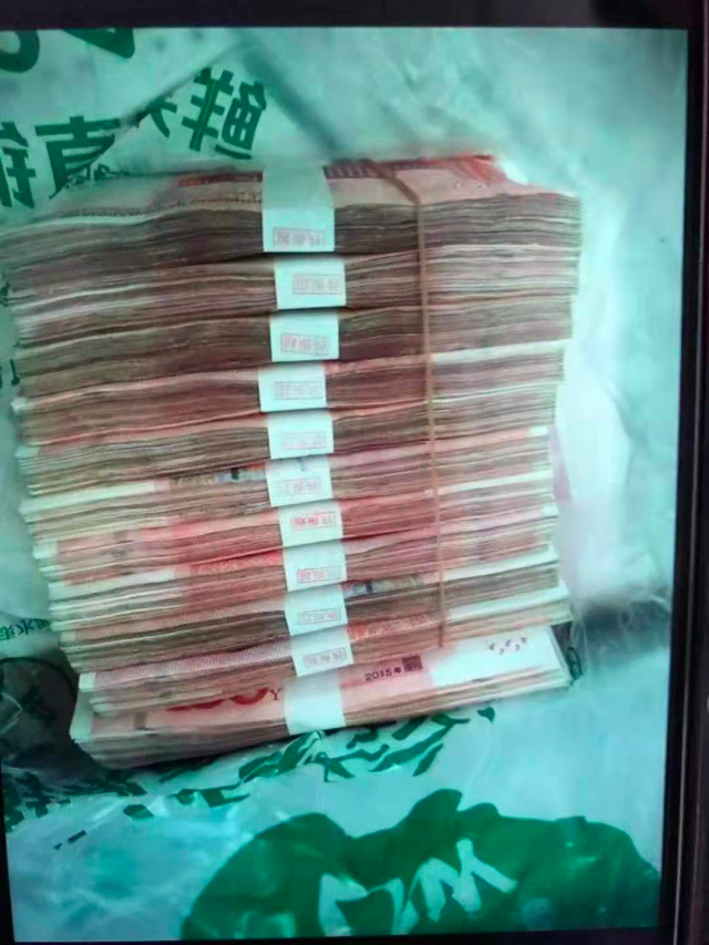 超厚一沓人民币!高铁上遗忘的这只行李箱把乘务员都惊了