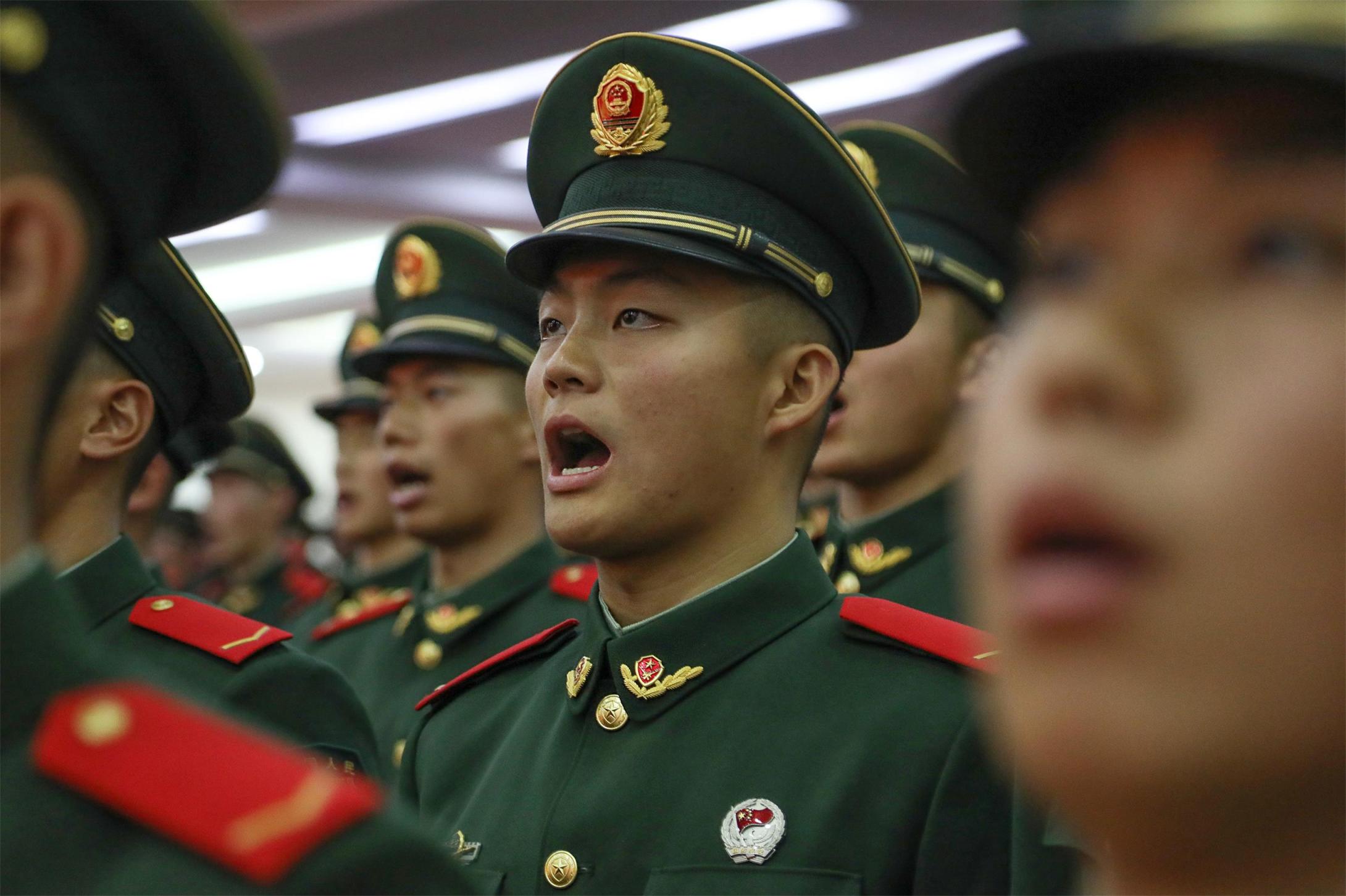 "迎武警部队旗!"随着口令下达