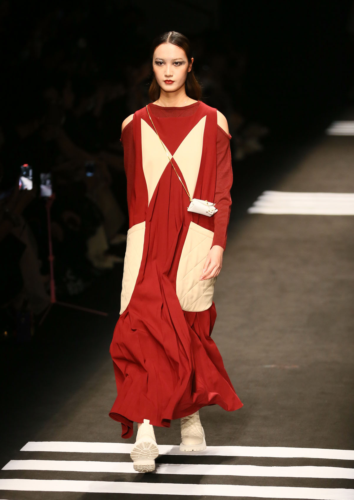 余昌晟2021秋冬时装发布会在京举行