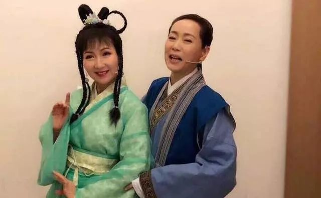 白娘子和许仙手拉手笑的真甜蜜,小青你这幕后照也要当电灯泡吗?