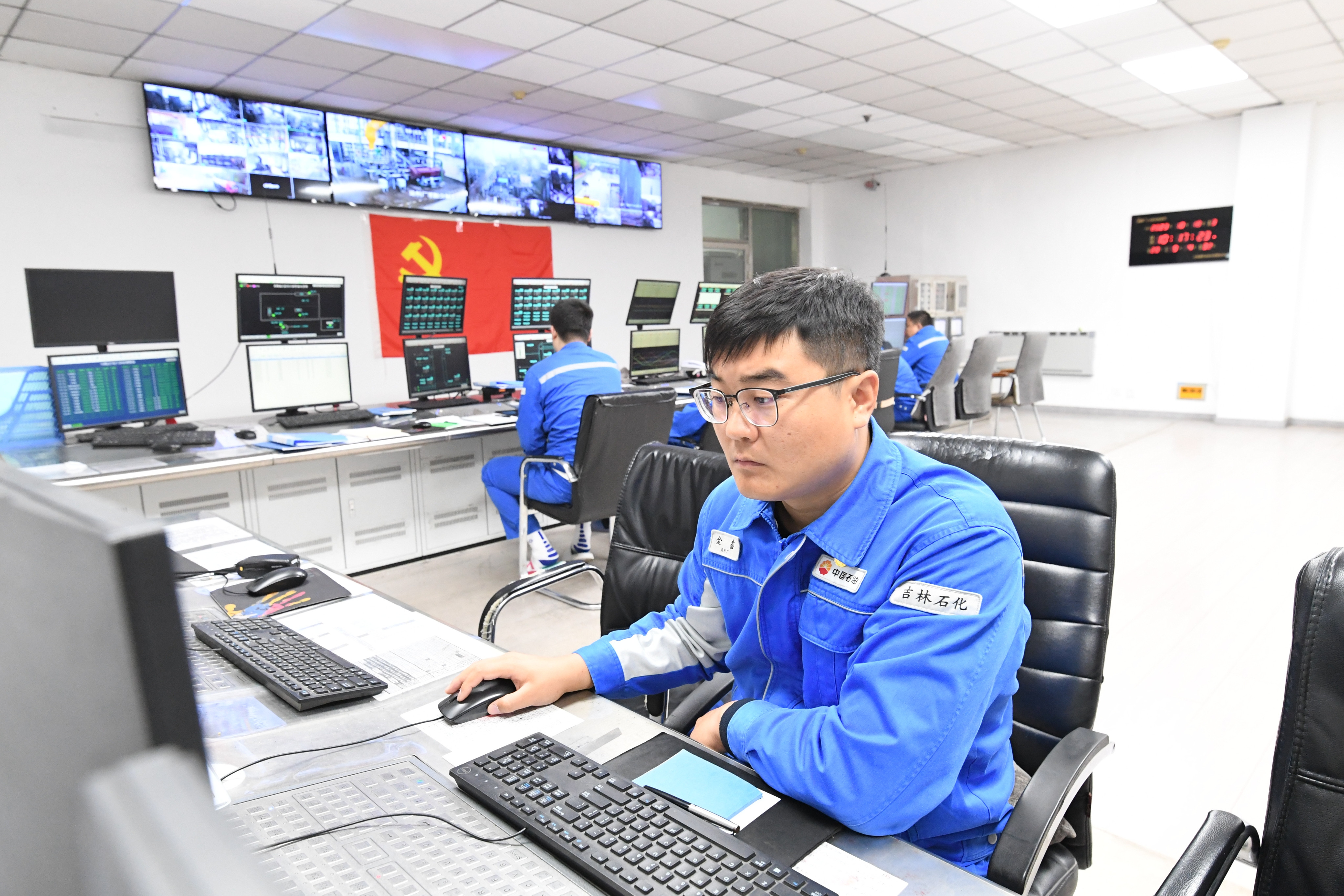 吉林石化染料厂奋楫争先又夺"流动红旗"