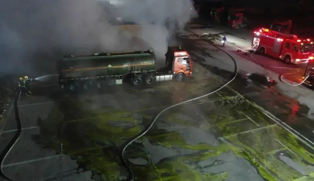 刺鼻!江西九江发生盐酸储罐车泄漏事故