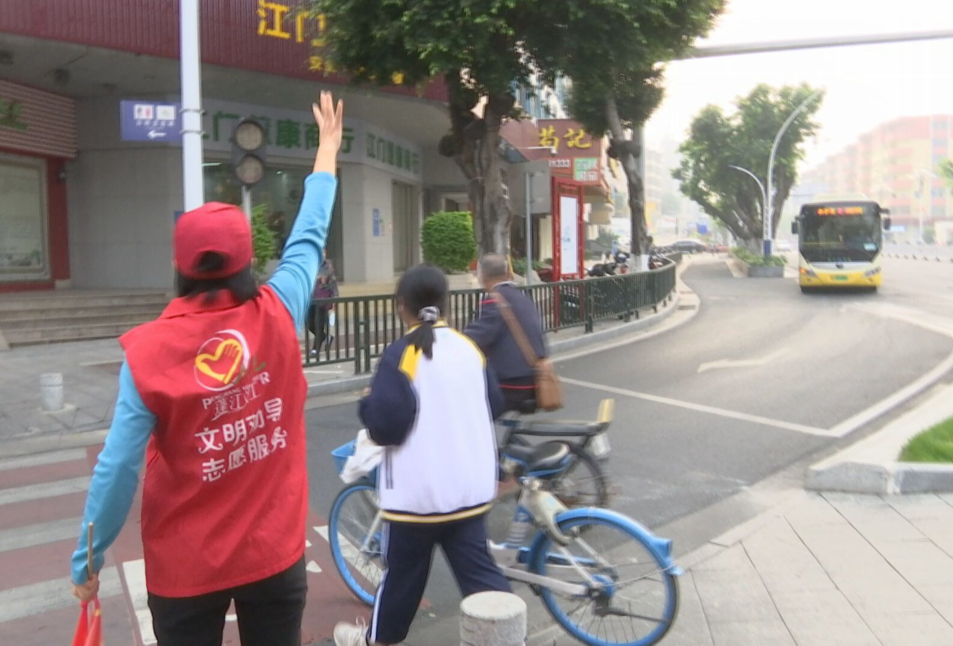 "回报社会 服务大众" 江门志愿者在行动