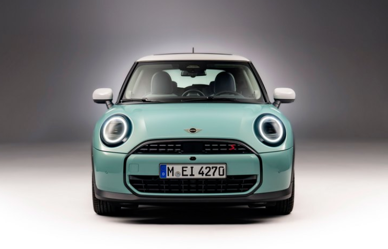 全新 mini cooper 燃油版车型官图公布,独特圆形中控屏瞩目