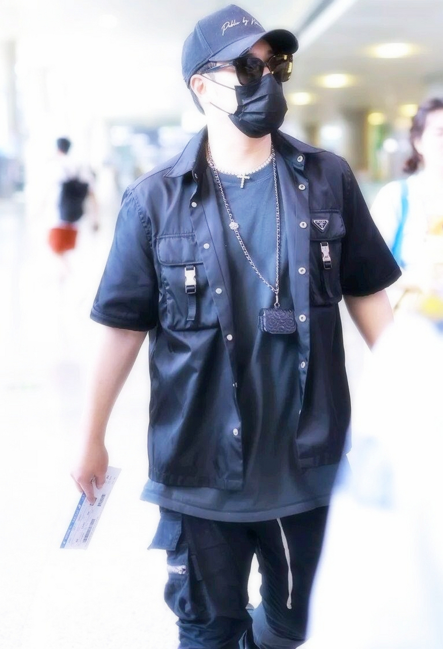 潘玮柏现身上海机场,身穿一身黑色西装,显得十分帅气,也很有大明星的