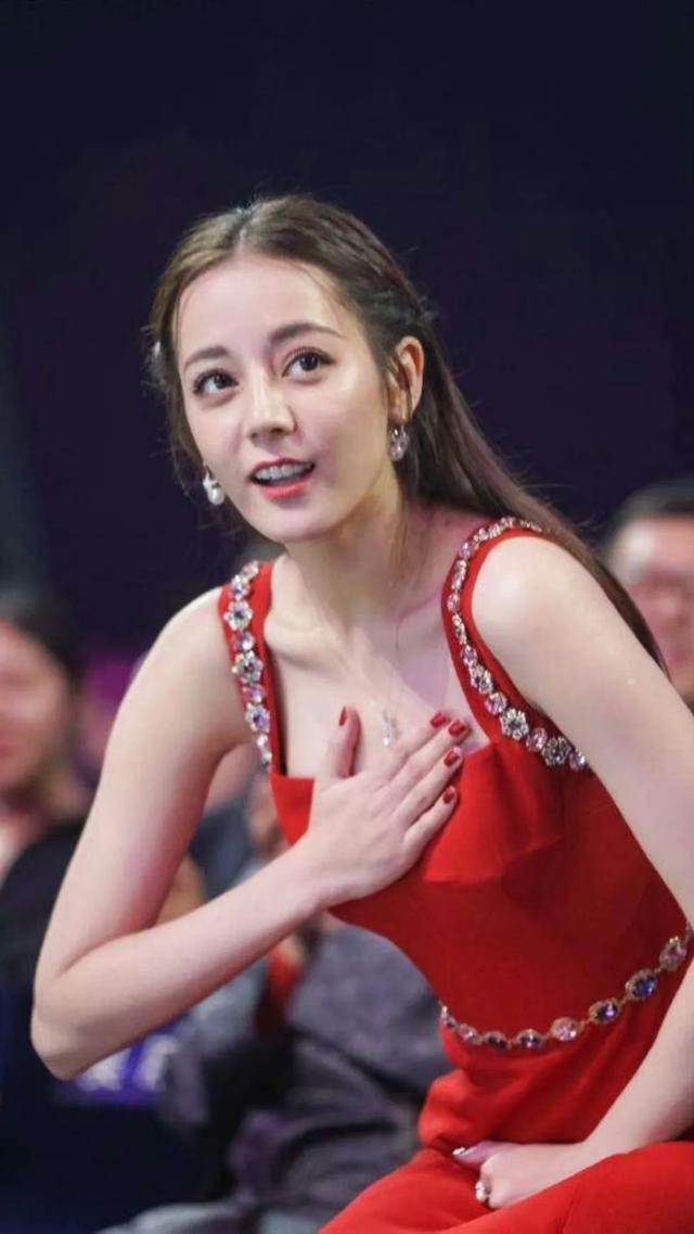 迪丽热巴:捂不捂胸口,我都会被骂